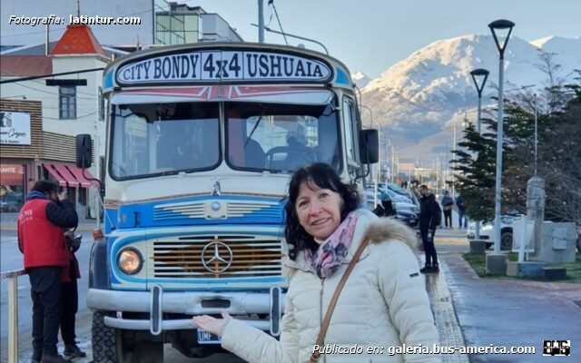 Mercedes-Benz LO 1114 - San Juan -  Ushuaia City Tour
UMF 082 - ex patente V.025924
[url=https://bus-america.com/galeria/displayimage.php?pid=61993]https://bus-america.com/galeria/displayimage.php?pid=61993[/url]
[url=https://bus-america.com/galeria/displayimage.php?pid=61994]https://bus-america.com/galeria/displayimage.php?pid=61994[/url]
[url=https://bus-america.com/galeria/displayimage.php?pid=61995]https://bus-america.com/galeria/displayimage.php?pid=61995[/url]

Ushuaia City Tour (Ushuaia), interno City Bondy 4x4 [desde 2022]
¿Ex Los Carlos (Tierra del Fuego)? [1986-¿19..?]

Fotografía: latintur.com
