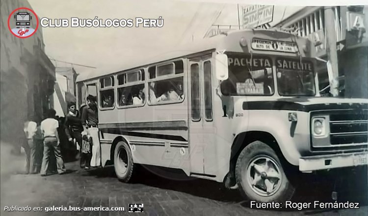 Dodge D 500 - Thomas - Comité 1
Ruta 1 (Arequipa), unidad 1

Fotografía: Roger Fernandez
Extraído de: [url=https://www.facebook.com/photo.php?fbid=800395982092659&set=pb.100063667926379.-2207520000&type=3]Club Busólogos Perú, en facebool[/url]

"Un clásico urbano de la Ciudad Blanca de Arequipa.

Recordamos al poderoso Dodge 500 – Thomas, fotografiado en la década de los 70’s en la intersección de las Calles San Camilo y Perú. Esta unidad integró la flota de la apreciada Comité 1 de Apacheta, el cual solía recorrer por la zona de Apacheta – Juan Pablo Vizcardo – Satélite – Ciudad Mi Trabajo – Socabaya."
