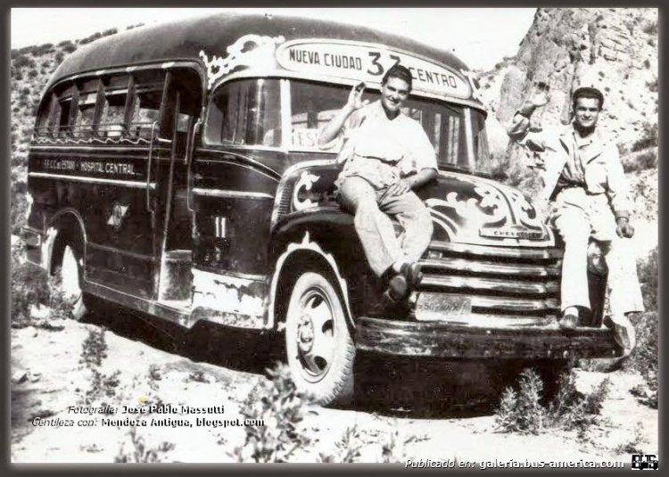 Chevrolet Loadmaster - ES
50-384

Línea 33 (Prov.Mendoza), nterno 11

Fotografía: José Pablo Massutti [izquierda]
Gentileza: Mauricio Massutti
Extraído de: [url=https://mendozantigua.blogspot.com/2015/03/colectivo-de-la-decada-de-1950-no-mas.html]Mendoza Antigua bolgspot.com[/url]

" Les envío esta foto de un colectivo de la década de los 50 (no más), el sr de la izquierda es mi padre José Pablo Massutti y el de la derecha no pude determinarlo. Al parece es un colectivo de la línea 37 (el 7 no se alcanza a ver) y en su cartel frontal dice Nueva Ciudad - Centro y en el lateral dice FFCC del Estado (hoy Leparc) - Hospital Central. El lugar muy posiblemente sea un día de picnic en Potrerillos o el Manzano Histórico (no puedo confirmarlo). Espero les sirva y felicitaciones por el sitio.

Foto Gentileza: Mauricio Massutti"
