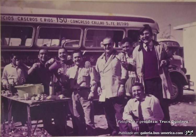 Mercedes-Benz L 312 - Quilmescarr - TARSA
Línea 150 (Buenos Aires)

En la fotografía: Truco Quintero, Pedro Píacquadio (cuclillas), "Alemán" (primero de la derecha)
Colección y gentileza: Truco Quintero
Extraído de: Bus América, en facebook 
