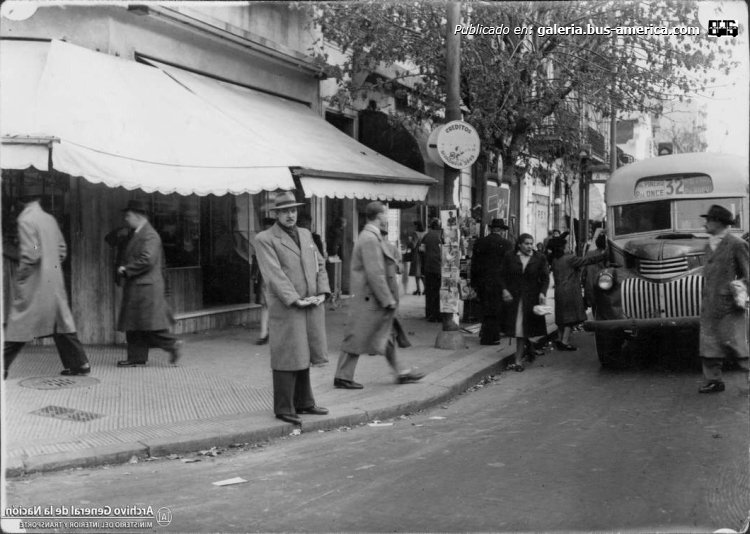 Chevrolet AK - CTCBA
Línea 32 (Buenos Aires)

Fotógrafo: indeterminado de momento
Archivo General de la Nación
Extraído de: [url=https://www.facebook.com/photo.php?fbid=1257546039706688&set=pb.100063539111770.-2207520000&type=3]Revista Histopia, en facebook[/url]
