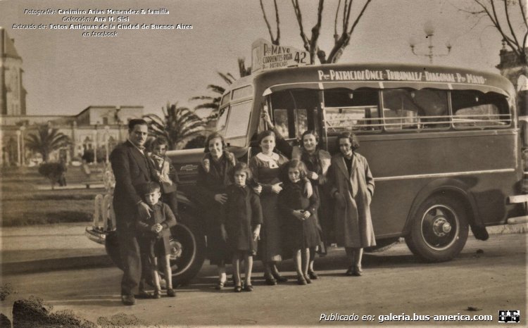 Chevrolet Master - Puletti - Lìnea 42
Lìnea 42 (Buenos Aires)

Fotografìa: Casimiro Arias Menéndez
Colecciòn: Ana M. Sisi

"Mi tío Casimiro Arias Menendez y familiares. Detrás, el autobús de su propiedad, que él mismo conducía. Se trata de uno de los primeros modelos de colectivo, de los años 1930s, de la línea 42, que cubría la línea Parque Patricios/Once - Plaza de Mayo, en Buenos Aires. Año 1939."
Ana M.Sisi
