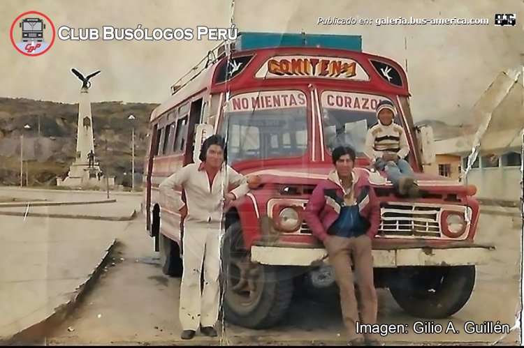 Ford F 600 - Vidal - Comité 1
Línea 1 (Cerro de Pasco)

Fotografía: Tomás Guillén
Colección: Guilio A.Guillén
Extraído de: [url=https://www.facebook.com/photo/?fbid=948721893926733&set=a.519961010136159]Club Busólogos Perú[/url], en facebool

"La nostalgia por los buses nos traslada hasta la ciudad más alta del mundo, que es Cerro de Pasco, cuya imagen compartida por nuestro amigo Gilio A. Gillén, quien también nos deja hermoso comentario:

“Conocido como el “Seisicito” de la Ciudad Cerro de Pasco, un rico Ford F600 con carrocería Vidal del Comité N° 1 (San Juan – Paragsha – Centro), que nos recuerda a la hermosa unidad que le perteneció al Sr. Tomas Guillén, fotografiado en la década del 80”."
