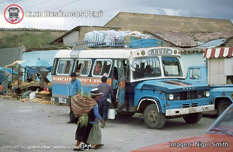 Dodge D 300 - Traverso - Ahuac
Cooperativa Ahuac

Fotografía: Nigel Smith
Extraído de: [url=https://www.facebook.com/photo.php?fbid=872238961575027&set=pb.100063667926379.-2207520000&type=3]Club Busólogos Perú, en facebool[/url]

"Nostalgia busóloga que nos trasladan hasta el año 1977/8, nos permite apreciar al rico Dodge 300 carrozado por la nacional Traverso, fotografiado frente a la iglesia de La Inmaculada en el distrito de Chupaca. Esta hermosa unidad recorría la ruta Huancayo – Chupaca – Ahuac.

Créditos para nuestro amigo Miguel Zúñiga quien nos compartió la gran imagen."
