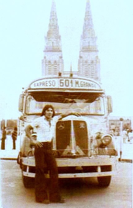 Mercedes-Benz LO 911 - Serra - Expreso Monte Grande
Línea 501

Fotografía: Oscar Nuñez (en la foto) 
Gentileza: Graciela Nuñez
Extraída del sitio "Monte Grande Ayer"
