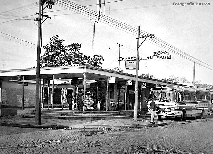 Mercedes-Benz O-140 - San Antonio - T.I.R.S.A.
Vista de la vieja terminal de ómnibus de San Nicolás

Fotografía: Bustos
Extraída del sitio web "San Nicolás Antiguo"

https://www.facebook.com/188103891209388/
photos/a.359880447365064.90672.188103891209388
/189142131105564/?type=3&theater
