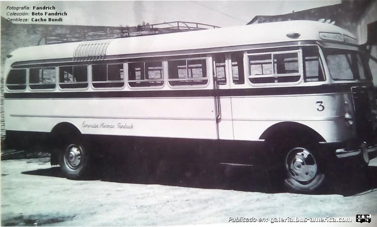 Fandrich - Fandrich
Fandrich, interno 3

Fotografía: Hernán Fandric
Colección: Beto Fandrich
Gentileza: Cacho Bondi

Registro de la unidad carrozada por la propia empresa entre Hernán Fandrich y un carpintero
