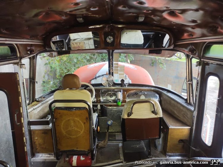 Mercedes-Benz LO 1114 - Crovara
WUV 294 - ex patente C.1033018
[url=https://bus-america.com/galeria/displayimage.php?pid=65752]https://bus-america.com/galeria/displayimage.php?pid=65752[/url]
[url=https://bus-america.com/galeria/displayimage.php?pid=65753]https://bus-america.com/galeria/displayimage.php?pid=65753[/url]
[url=https://bus-america.com/galeria/displayimage.php?pid=65754]https://bus-america.com/galeria/displayimage.php?pid=65754[/url]

Fotografía: Luis Larrabour
Extraído de: [url=https://www.facebook.com/marketplace/item/948953736933612/?ref=search&referral_code=null&referral_story_type=post&tracking=browse_serp%3Af69dd58e-0ac0-4f06-9b4d-5d4e8b5a48e6]Market Place facebook.com[/url]

Un ex COPLA, luego escolar que se encaminaba a ser un 34, está a la venta

(Vista interior de la unidad)
