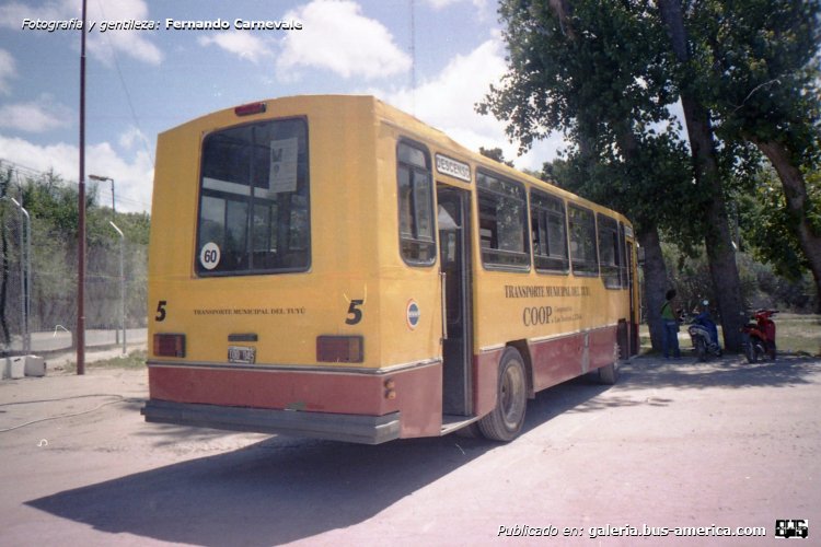 Mercedes-Benz OF 1214 - El Trapiche - Transp.Municipal del Tuyú , Coop. Las Toninas
TOD 045 - ex patente M.269377

Línea Zona Centro (Pdo. La Costa), interno 5
Ex líneas 10 (Mendoza), interno 45

Fotografía y gentileza: Fernando Carnevale

Para conocer la historia completa de esta carrocería haga click en: 
[url=https://www.bus-america.com/ARcarrocerias/ElTrapiche/ElTrapiche-histo.php]EL TRAPICHE,  historia de sus carrocerías[/url]
