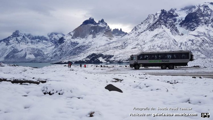 Mercedes-Benz Axor 3131 K - BiMet Turismo Aventura 45 Axor 3131 44/21 - Sout Road
AE 763 FN
[url=https://bus-america.com/galeria/displayimage.php?pid=68293]https://bus-america.com/galeria/displayimage.php?pid=68293[/url]
[url=https://bus-america.com/galeria/displayimage.php?pid=68295]https://bus-america.com/galeria/displayimage.php?pid=68295[/url]


Fotografía extraída de: [url=https://www.southroad.com.ar]South Road[/url]
