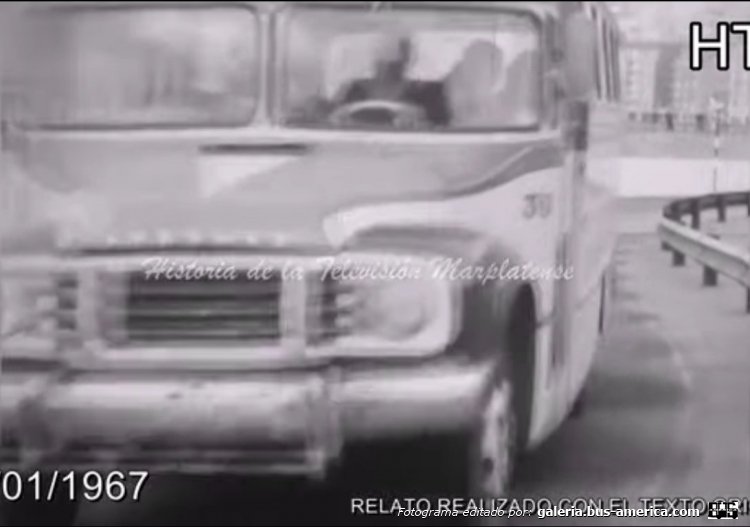 Bedford J6LZ1 - Serra - Omnibus Gral. Pueyrredón
[url=https://bus-america.com/galeria/displayimage.php?pid=58575]https://bus-america.com/galeria/displayimage.php?pid=58575[/url]

Línea 71 (Mar del Plata), interno 39

Camarógrafo: desconocido de momento
Filmación: Canal 10 de Mar del Plata
Fotografama extraído de: Historia de la Televisión Marplatense, en facebook
[url=https://www.youtube.com/watch?v=d5B02FP7VkI]https://www.youtube.com/watch?v=d5B02FP7VkI[/url]
[url=https://www.youtube.com/watch?v=d-s4JPlYGyQ]https://www.youtube.com/watch?v=d-s4JPlYGyQ[/url]
