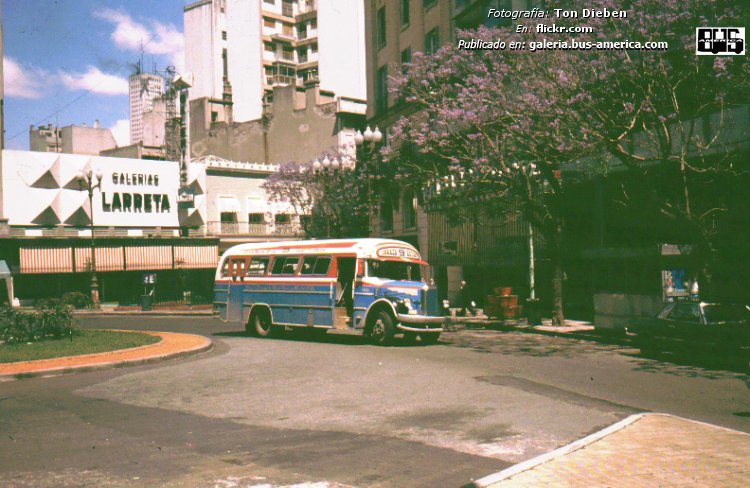Mercedes-Benz LO 911 - El Indio - Gral. Tomás Guido
Línea 9 (Buenos Aires), interno ¿46?

Fotografía: Ton Bieden
