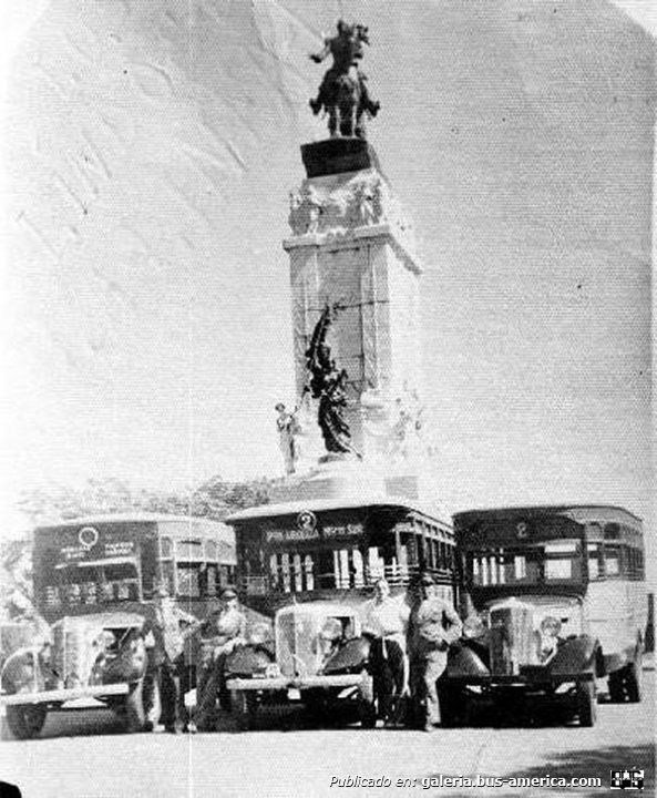 Ford - Belgrano
Línea 2 (Paraná)


Fotografía: ¿?
Extraído de: [url=https://www.facebook.com/photo/?fbid=404924265355&set=a.10151359114440356]PHM - Paraná Hacia el Mundo[/url], en facebook

"Colectivos Línea 2 Transporte Belgrano (Década del '30) frente al monumento a Urquiza"
