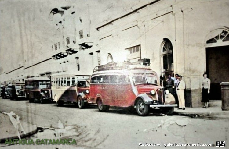 Chevrolet - Puletti - Bosio
Bosio (Prov. Catamarca)

Fotógrafo: ¿Bosio Hnos?
Colección: Alejandro Dalla Lastra
Extraído de: [url=https://www.facebook.com/photo/?fbid=6458726747517968&set=g.1643788385846391]Antigua Catamarca[/url]

"Sede de la Empresa Bosio en nuestra Ciudad ,ubicada en la esq de calles República y Tucuman,en la grafica observamos la fila de colectivos estacionados por calle Republica ,frente a la casa del Dr.Vicente Saadi ,en la puerta los hnos Bosio -Año 1936"
