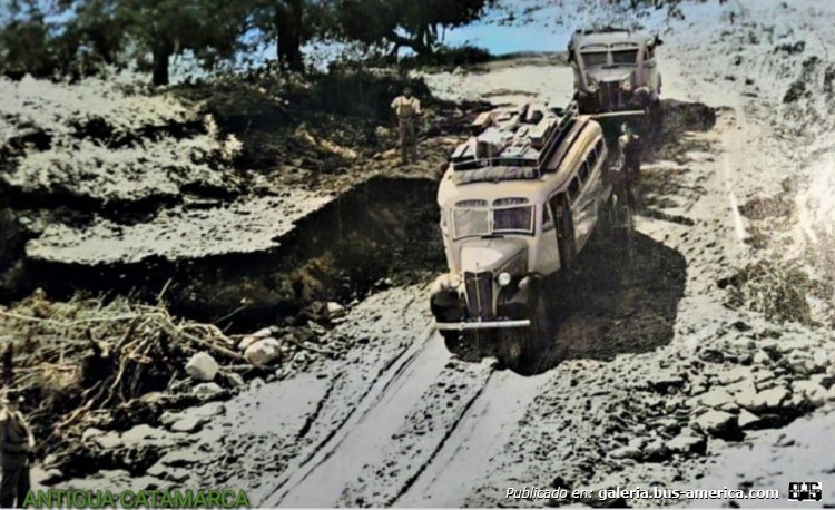 Chevrolet - Puletti - Bosio
Fotógrafo: desconocido
Fotografía: Eduardo Bosio
Colección: Alejandro Dalla Lastra
Extraído de: [url=https://www.facebook.com/photo/?fbid=6490929450964364&set=g.1643788385846391]Antigua Catamarca[/url]

"Los colectivos Chevrolet de la Empresa Bosio,circulando por el lecho del río paclin en su regreso desde Tucuman -año 1937 -gent. Eduardo Bosio"
