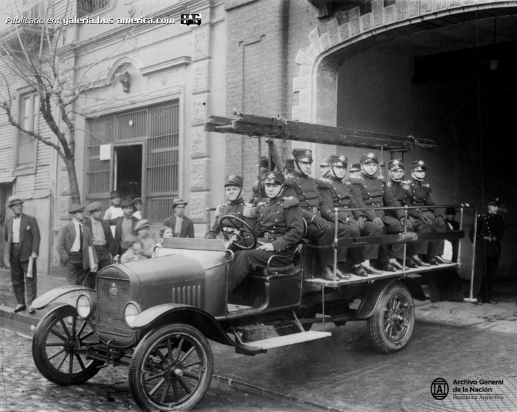 Ford T - Bomebros Voluntarios de La Boca
Fotógrafo: desconocido
Archivo General de la Nación
Referencia: AGAS01-rg , caja 498, inventario 18787
