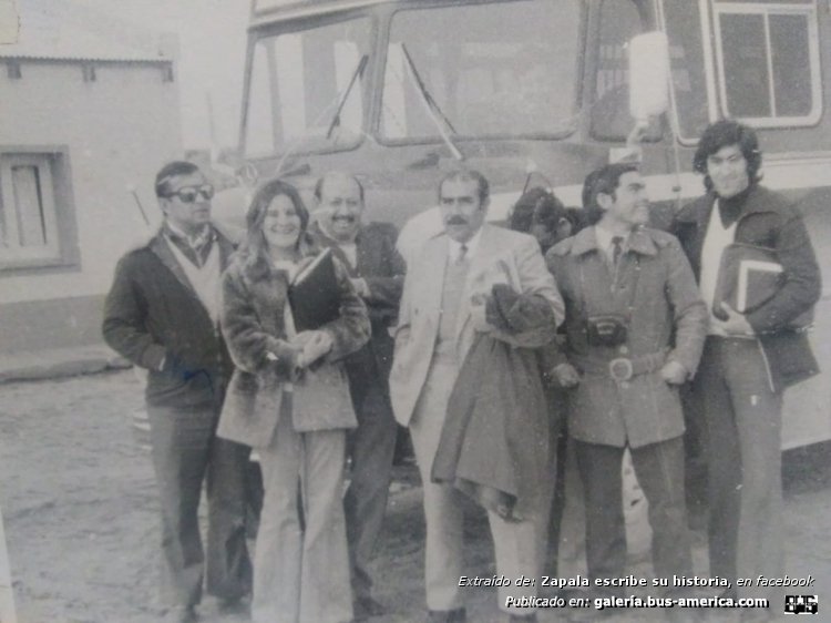Mercedes-Benz LO 1112 - La Union del Sud
Fotógrafo: indeterminado de momento
En la fotografía: Beatriz Blanco, Plinio Sanchez, Ojeda
Colección: Marcela Quiroga
Extraído de: Zapala escribe su historia, en facebook
