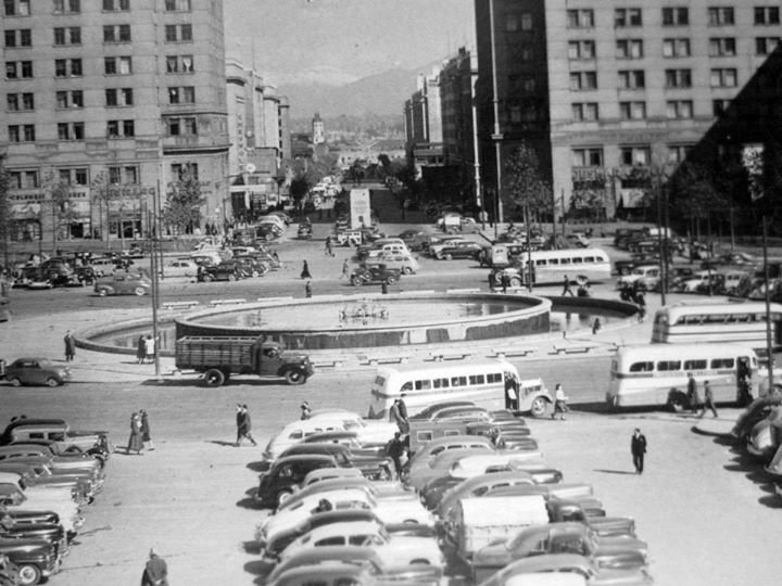 Dodge
Fotografo: ¿?
Gentileza: ASF de Fotos Históricas de Chile
Extraído de: https://www.facebook.com/FotosHistoricasDeChile/photos/pb.209222469231494.-
2207520000.1394754592./253281991492208/?type=3&src=https%3A%2F%2Fscontent-a-sjc
.xx.fbcdn.net%2Fhphotos-prn1%2Ft31%2F901402_253281991492208
_1283307312_o.jpg&smallsrc=https%3A%2F
%2Fscontent-a-sjc.xx.fbcdn.net%2Fhphotos-prn1%2Ft1%2F536232_253281991492208_
1283307312_n.jpg&size=1200%2C900&fbid=
253281991492208

Vista de la Plaza Bulnes y parte del Barrio Cívico hacia el sur de Santiago en el año 1951.
(Datos de izquierda a derecha, de adelante hacia atrás)
