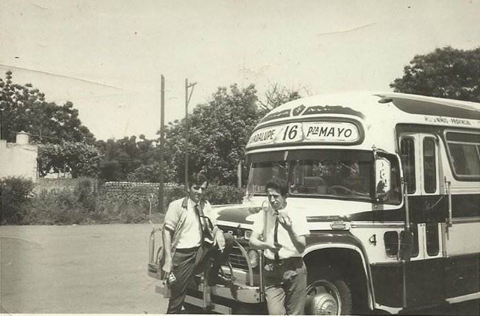 Ford F-600 - Costa Brava - Costanera
Fotografía de: Miguele y el "Flaco" Martín
Colección y gentileza: Marcelo Prigioni
Extraída de: https://www.facebook.com/photo.php?fbid=10201200844648914&set=pb.1404675293.
-2207520000.1389387308.&type=3&src=https%
3A%2F%2Ffbcdn-sphotos-h-a.akamaihd.net%
2Fhphotos-ak-frc3%2F417873_10201200844648914_
1094570874_n.jpg&size=886%2C626
