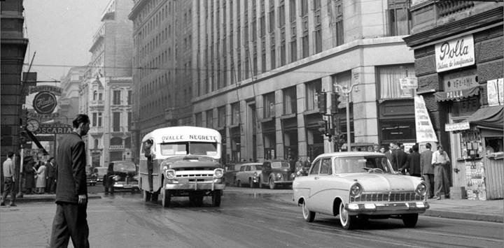 Ford - Ovalle Negrete
Fotografo: ¿?
Gentileza: ASF de Fotos Históricas de Chile
Extraído de: https://www.facebook.com/FotosHistoricasDeChile/photos/pb.209222469231494.-
2207520000.1394754592./254287928058281/?type=3&src=https%3A%2F%2Fscontent-b-sjc.
xx.fbcdn.net%2Fhphotos-prn2%2Ft31.0-8%2F1405004_254287928058281_1174991475
_o.jpg&smallsrc=https%3A%2F%2Fscontent-b-sjc.xx.fbcdn.net%2Fhphotos-ash4%2Ft1.0-9%2F1455100_254287928058281_1174991475
_n.jpg&size=1366%2C674&fbid=254287928058281

Panorámica de calle Ahumada con Compañía de la ciudad de Santiago en el año 1960.
