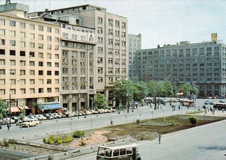 Mercedes-Benz LO 1114 - El Detalle (Chile) - Yamur Sumar
Fotografo: ¿?
Gentileza: ASF de Fotos Históricas de Chile
Extraído de: https://www.facebook.com/FotosHistoricasDeChile/photos/pb.209222469231494.-2207520000.1394815203./275360009284406/?type=3&src=https%3A%2F%2Ffbcdn-sphotos-b-a.akamaihd.net%2Fhphotos-ak-ash4%2Ft31%2F1654542_275360009284406_1942335343_o.jpg&smallsrc=https%3A%2F%2Ffbcdn-sphotos-b-a.akamaihd.net%2Fhphotos-ak-ash3%2Ft1%2F1621730_275360009284406_1942335343_n.jpg&size=979%2C694&fbid=275360009284406


Vista de la Alameda y del Barrio Cívico de Santiago en el año 1978.
