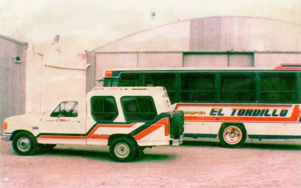 Ford F-250 & Mercedes-Benz LO 1114 - El Quinto - El Tordillo
Fotografía: familia Rasjido
Gentileza: Germy Rasjido
Extraído de: https://www.facebook.com/photo.php?fbid=498057316931855
&set=pb.100001827740913.-2207520000.
1401150636.&type=3&src=https%3A%2F%
2Ffbcdn-sphotos-b-a.akamaihd.net%2Fhphotos-ak-prn1%2Ft1.0-9%2F1016521_498057316931855_519946001_
n.jpg&size=960%2C698
Editado por: www.bus-america.com

[Datos de adelante hacia atrás]
