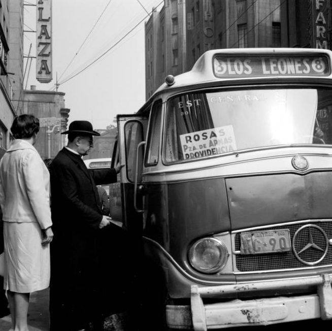 Mercedes-Benz LP 319 (en Chile) - Los Leones
KC-90

Fotografo: ¿?
Gentileza: ASF de Fotos Históricas de Chile
Extraído de: https://www.facebook.com/FotosHistoricasDeChile/photos/pb.209222469231494.-
2207520000.1394754570./257108711109536/?type=3&src=https%3A%2F%2Fscontent-b-sjc.
xx.fbcdn.net%2Fhphotos-ash4%2Ft1.0-9%2F1459943_257108711109536_2029037383
_n.jpg&size=654%2C652&fbid=257108711109536

Vista de la calle Compañía entre Bandera y la Plaza de Armas de Santiago en 1960.
