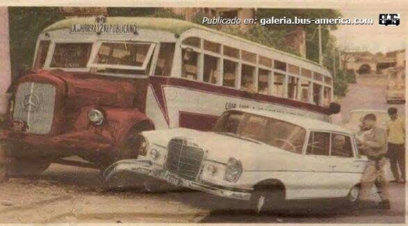 Mercedes-Benz O-3500 - Línea 12
Fotografo: desconocido
Extraído de y por gentileza de: Asunción de Antaño, en facebook

Línea 12 (Asunción)
