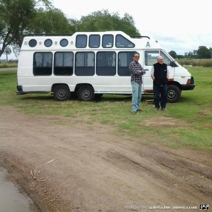 Renault Traffic - Arlequín
Fotografía y gentileza: Orlando Kloster
Extraído de: facebook.com grupo compra y venta en zona oeste
