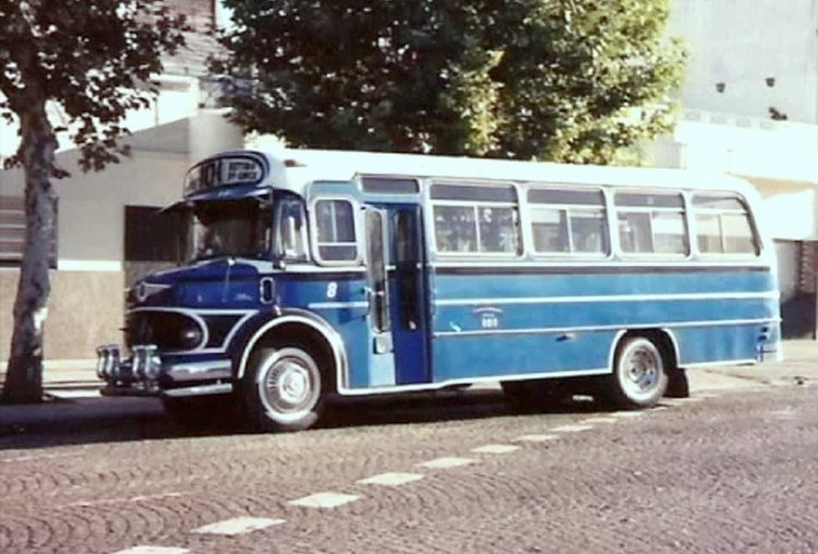 Mercedes-Benz LO 1114 - El Cóndor - Los Patricios
Línea 101 - Interno 8

Fotografía: Autor desconocido
Editada del video "Homenaje al Colectivo Porteño", subido a Youtube por Carrocerías ArMar
