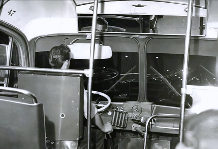 Mercedes-Benz O-321 (en Argentina) 
Vista del puesto de conducción
¿Sera Alemán o brasilero?

Imagen extraída del blog del Diario La Nación
