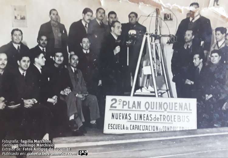 TBA , Escuela de Choferes
Fotografía: Familia Marchisio
Colección y gentileza: Domingo Marchisio

"Los 18 primeros conductores tucumanos de trolebuses, año 1955 (Mi padre el 1ro de la izq. arriba)" Domingo Marchisio
