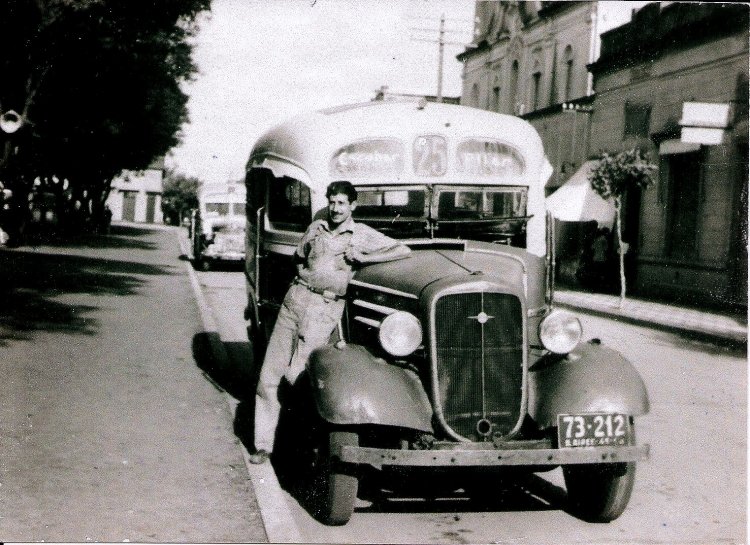 Chevrolet (G.M.C.) - Fortunato Francone - Línea 25
73-212
Buenos Aires
Línea 25

Fotografía extraída del sitio "Fotos Viejas de Escobar"
