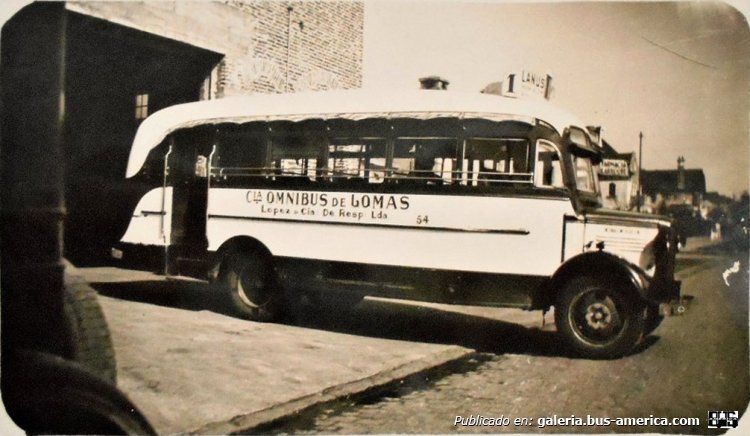 Bedford WTL - Agosti - Omnibus de Lomas
[url=https://bus-america.com/galeria/displayimage.php?pid=61377]https://bus-america.com/galeria/displayimage.php?pid=61377[/url]

Línea 1 (Pdo. Lomas de Zamora), interno 54

Fotografo: desconocido
Colección: MUNBA (nick)
Extraído y a la venta en: mercadolibre.com.ar
Edición digital: www.bus-america.com

Se puede conocer la historia de esta carrocería en:
[url=https://www.bus-america.com/ARcarrocerias/Agosti/Agosti-histo.php]Historia de Carpintería y Carrocería A. y C. Agosti[/url]

