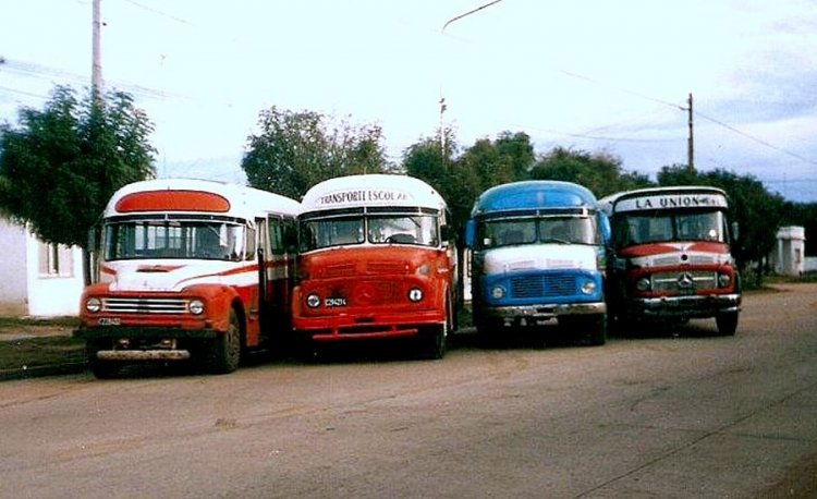 Bedford (G.M.A.) - El Indio - Particular
Los colectivos de Simón
(Datos de izquierda a derecha)

Fotografía extraída del Facebook "Lincoln de Antaño"
Cedida por: Alejandra Poggio
