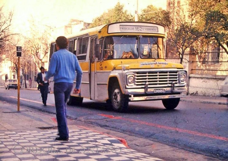 Ford B-7000 - Vaccaro - San Alfonso
¿X.390685?

Fotografía: Sr. Yonahara
Colección: Sergio Yonahara
Publicado en facebook: "Cordoba de Antaño"
Agradecimiento: Juan Secco & Oscar Herminio Herrera Gregorat
Extraído de: https://www.facebook.com/CordobaAntiguaArgentina/
photos/a.513133828729448.
1073741826.417683534941145/670763176299845/?type=1&theater

Ituzaingó antes de Rondeau
