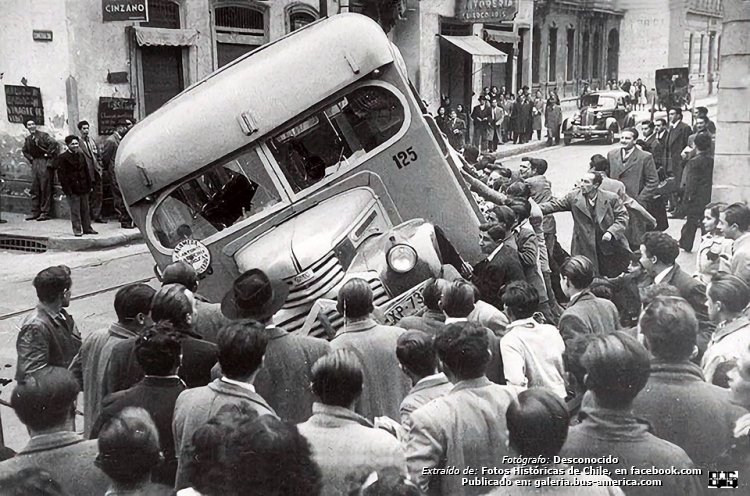 GMC
¿XP-733?

(Santiago)

Fotógrafo: desconocido
Gentileza: ASF de Fotos Históricas de Chile

"Revolución de la Chaucha o Revuelta de la Chaucha en Santiago por alza de pasaje del transporte colectivo en 20 centavos de peso, agosto de 1949."
