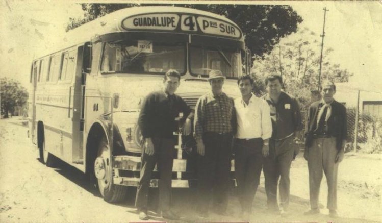 Mercedes-Benz LO 1112 - Caseros - San Gerónimo
Fotografía: Primo Bagatín (primero de la izquierda)
Colección y gentileza: Marcelo Prigioni / Oscar Pecorari

Extraída de: https://www.facebook.com/photo.php?fbid=10201939937245767&set=pb.1404675293.-
2207520000.1389399826.&type=3&src=https%3A
%2F%2Ffbcdn-sphotos-c-a.akamaihd.net%
2Fhphotos-ak-ash3%2F1001419_10201939937245767_1314638112
_n.jpg&size=831%2C485
