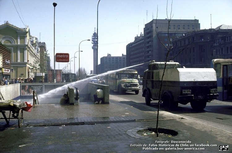 Mercedes Benz LO 1114 - El Detalle (en Chile) - P. de Valdivia Baquedano
Línea 3 (Santiago)

Fotógrafo: desconocido
Gentileza: ASF de Fotos Históricas de Chile

"Represión en Estación Universidad de Chile del Metro de Santiago, septiembre de 1985."
