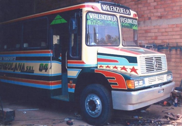 Mercedes-Benz OF 1318 refoma por El Tonny - El Halcón reforma y adapatado por El Tonny - La Valenzolana
AAU 817
[url=https://galeria.bus-america.com/displayimage.php?pid=32379]https://galeria.bus-america.com/displayimage.php?pid=32379[/url]
[url=https://galeria.bus-america.com/displayimage.php?pid=32380]https://galeria.bus-america.com/displayimage.php?pid=32380[/url]
[url=https://galeria.bus-america.com/displayimage.php?pid=32381]https://galeria.bus-america.com/displayimage.php?pid=32381[/url]
[url=https://galeria.bus-america.com/displayimage.php?pid=32382]https://galeria.bus-america.com/displayimage.php?pid=32382[/url]
[url=https://galeria.bus-america.com/displayimage.php?pid=32417]https://galeria.bus-america.com/displayimage.php?pid=32417[/url]

Línea 238 (Asunción), interno 04

Fotografía: Carrocerías El Tony
Gentileza: Blas Jesús Santa Cruz
Publicado en: https://www.facebook.com/photo.
php?fbid=1423979474514678&set=a.
1391059251140034.1073741829.
100007079162526&type=3&theater
