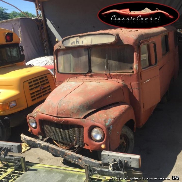 Opel Blitz - Cuatro Ases
http://galeria.bus-america.com/displayimage.php?pid=44279

Fotógrafo: ¿?
Extraído de: classiccars.cl
