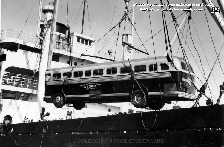 Parlor Coach , GM (en Argentina) - M.T.N. , Grupo Atlántico , El Cóndor
[url=https://bus-america.com/galeria/displayimage.php?pid=31486]https://bus-america.com/galeria/displayimage.php?pid=31486[/url]

Fotógrafo: desconocido
Fotografía de diario: Noticias Gráficas
Archivo General de la Nación, caja 1519, foto 249
Colección y gentileza: Jorge Etchevarne

Reverso: "A bordo del vapor "Río Araza", de la Flota Mercante del Estado, llegaron al país 7 ómnibus para el transporte de pasajeros que se consideran los más perfeccionados y de mayor tamaño que hayan arribado hasta la fecha. Estos vehículos fueron adquiridos por el Ministerio de Transporte de la Nación, a la General Motors Corporation, y serán incorporados a la línea Cóndor. Por sus modernas características de comodidad, con asientos reclinables, aire acondicionado y otros detalles, se adaptan especialmente para viajes de largo recorrido. Se trata de ómnibus del tipo "Parlor Couch" G.M.C. Diesel, con motor de 6 cilindros y 200 caballos de fuerza. Ofrecen amplia comodidad para 41 pasajeros sentados.." (J. Etchevarne)
