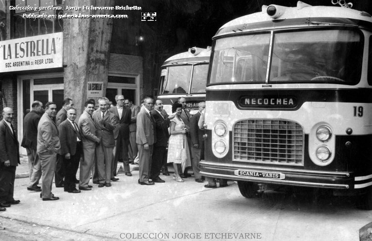 Scania - EMSI - La Estrella
Fotógrafo: desconocido
Archivo General de la Nación, caja 1519, foto 248
Colección y gentileza: Jorge Etchevarne

Reverso: "Fueron inauguradas las instalaciones de la estación cabecera metropolitana y habilitadas 18 nuevas unidades de la compañía de ómnibus "La Estrella" que cubre desde la Capital el recorrido hasta Olavarría y Necochea. Las unidades insumieron la cantidad de 45 millones de pesos.
16 de diciembre de 1960." (J. Etchevarne)
