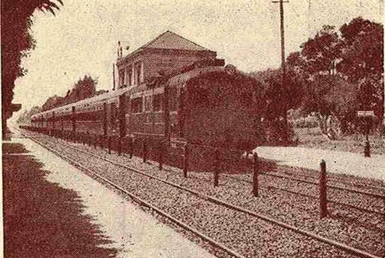 Armstrong Whitworth (en Argentina) - F.C. Sud
Fotografía para: Inmobiliaria M. J. Carrevedo
Colección: Daniel Chanchi Sanchez
Publicada en: facebook Monte Grande de Ayer
Extraída de: https://www.facebook.com
/237155719740417/photos/pb.237155719740417
.-2207520000.1410552328./426321947490459/
?type=1&theater

[Datos de adelante hacia atrás]
