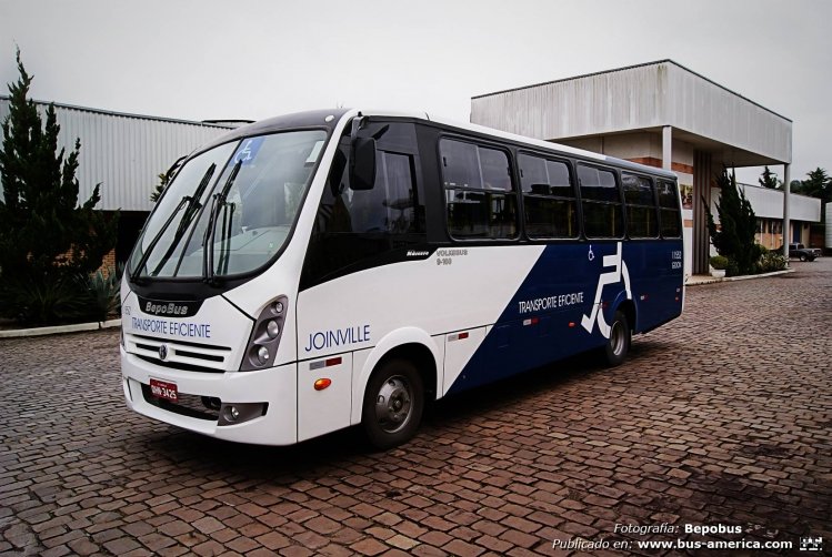 Volksbus 9-160 EOD - Bepobus Nascere - Gidion
OHM3425

Gidion, unidad 11552

Particular solución que ha dado el estado municipal de Joinville (la cuna de la desaparecida Busscar) para el transporte de personas con movilidad reducida, algo así como un taxi bus o bus taxi:

"Joinville conta há 15 anos (completados em janeiro) com um serviço diferenciado e exclusivo para pessoas com necessidades especiais e seus acompanhantes: o Transporte Eficiente. O serviço é realizado diariamente por 12 micro-ônibus especialmente fabricados e adaptados para atender a estes clientes. Os veículos contam com elevador, corredores maiores e locais específicos para cadeiras de rodas.

Diariamente, em média, são 350 atendimentos de pessoas com mobilidade reduzida que utilizam o serviço para se deslocar a clínicas médicas, hospitais, escolas, faculdades, AACD, ACE, ADEJ, APAE, NAIPE e empresas para trabalhar. Os micro-ônibus buscam as pessoas em casa e as deixam no local solicitado e, no horário marcado, levam de volta para casa. Juntos os 12 carros percorrem todos os dias mais de 2.700 km. Durante os 15 anos de operação, o serviço oferecido pela Transtusa e Gidion já transportou mais de um milhão de passageiros.

Para agendar o transporte, os usuários devem telefonar com 24 horas de antecedência do compromisso e eles serão conduzidos ao seu destino conforme solicitado. Para o transporte no sábado, domingo ou na segunda-feira o agendamento deve ser feito na sexta-feira. Para os cancelamentos, o usuário deve avisar com mínimo de 12 horas de antecedência.

A pessoa com deficiência não paga passagem e, caso necessite de acompanhante, os dois não pagam passagem.

As empresas mantêm 31 funcionários específicos para esse serviço, que recebem treinamento especial para o atendimento exclusivo do Transporte Eficiente.

Horário de Operação: das 4h30 às 23h30, inclusive sábados e domingos.
O agendamento, agora unificado, pode ser feito das 8 às 16h30, em dias úteis." 
