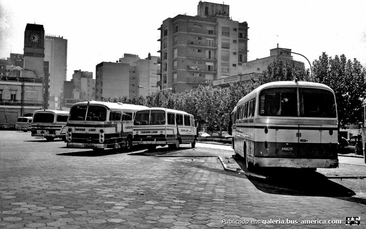 Volvo - D.I.C. 
B 908215
(Datos de derecha a izquierda)

Fotografía: Autor desconocido
Publicada en el Facebook "Archivo Fotográfico Ministerio de Infraestructura"
