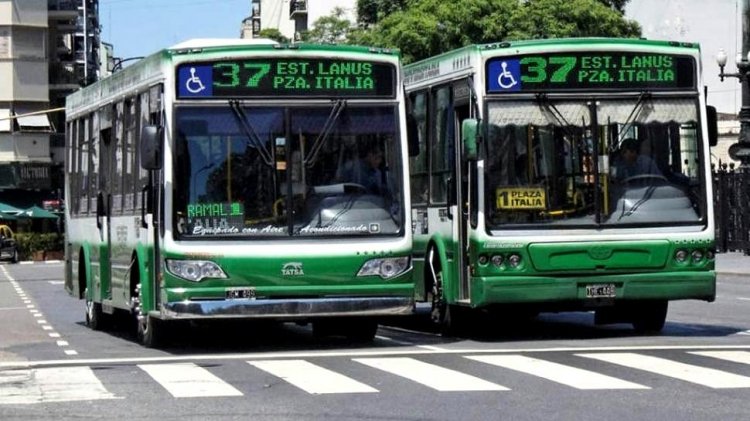 T.A.T.S.A. - Puma D 12 - 4 De Septiembre
Línea 37
Vale como comparativa de la evolución de este modelo, hoy en vías de extinción
(Datos de izquierda a derecha)

Fotografía: Todo Noticias [extraída de su sitio de facebook]
