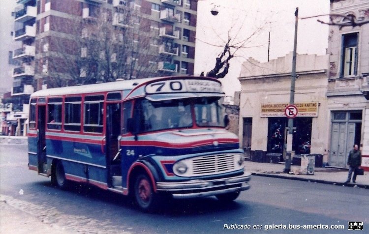 Mercedes-Benz LO 1114 - Crovara - Transporte 270
Línea 70 - Interno 24

Fotografía: ¿?
Imagen en venta en www.mercadolibre.com
http://articulo.mercadolibre.com.ar/MLA-530564771-fotos-colectivos-antiguos-linea-70-buenos-aires-_JM#D[S:HOME,L:CONVCATEG-CORE-ITM,V:1]
