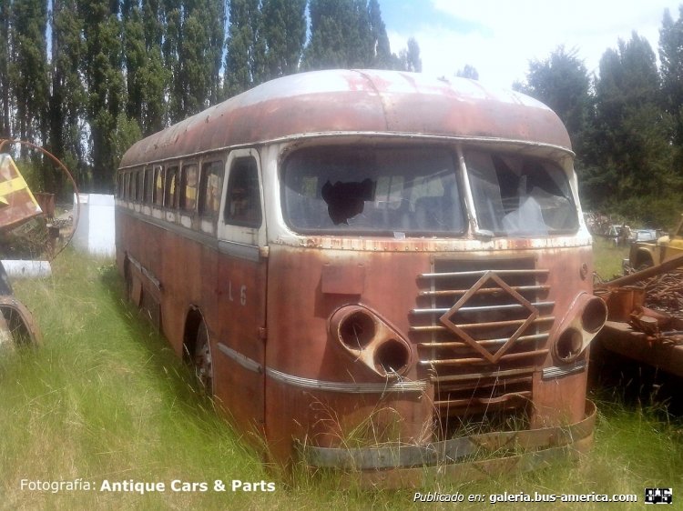 Leyland Royal Tiger - Inducar 
Fotografía: Antique Cars & Parts
