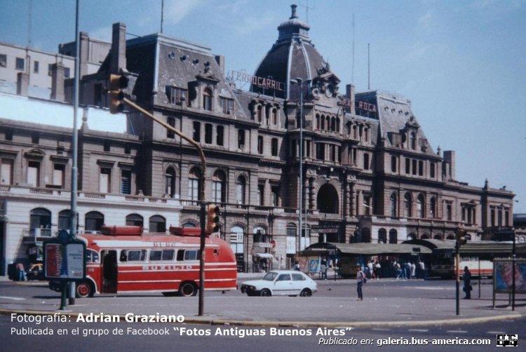 Mercedes-Benz LO 1114 - La Favorita - Plaza
Líneas 61 y 62 - Interno 116 (Auxilio)

Fotografía: Adrian Graziano 
Publicada en el grupo de Facebook "Fotos Antiguas Buenos Aires"
